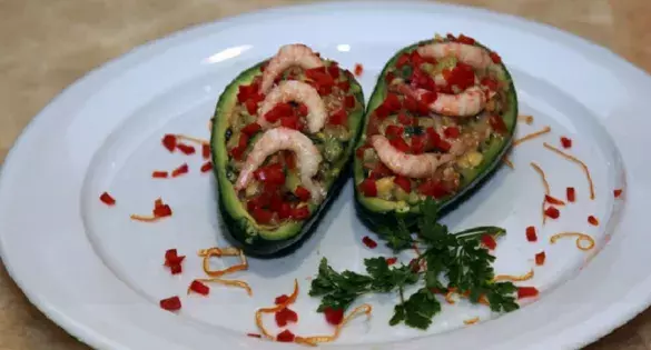 Салат с пряными креветками