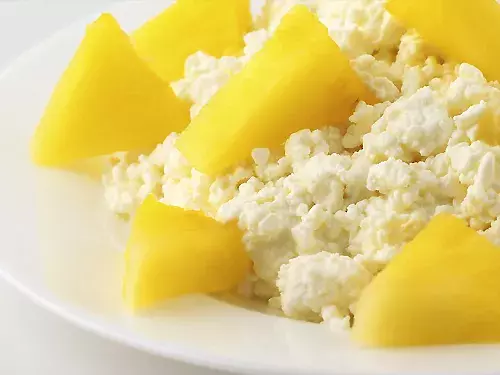 Творог с консервированным фруктами