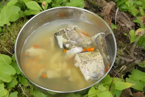 Треска отварная с морковью, луком и лимоном