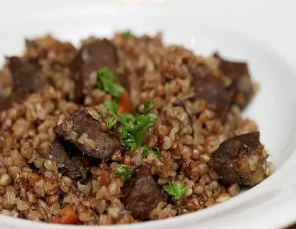 Куриные сердечки с гречневой кашей