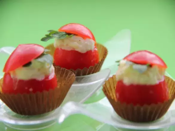 Помидоры с огурцами и яблоками