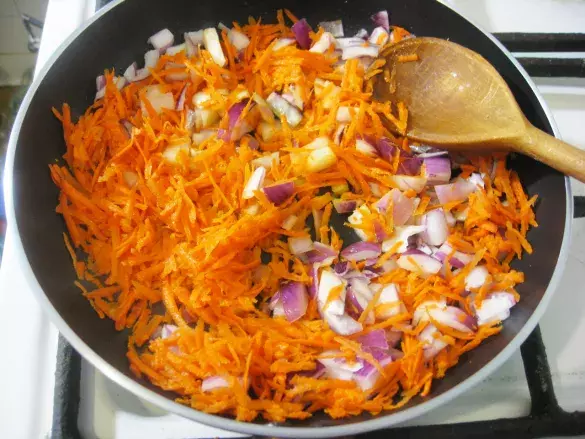 Морковь, тушенная с репчатым луком