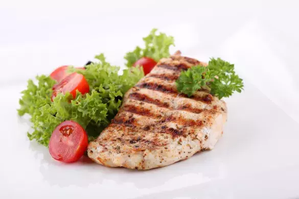 Грудка куриная с салатом и помидорами