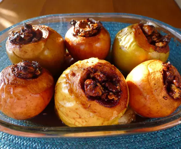 Фаршированные яблоки с курицей и черносливом