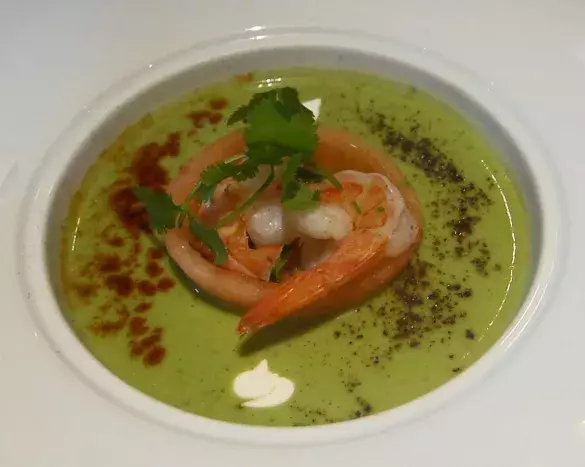 Жгучий суп-пюре из авокадо с креветками