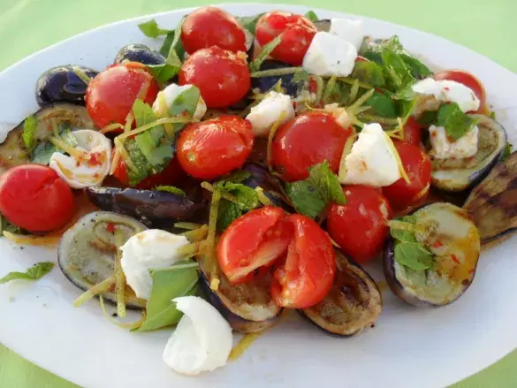 Баклажаны с помидорами и моцареллой