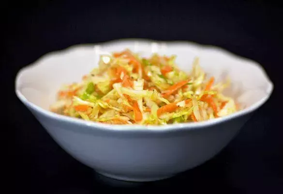 Салат из свежей белокочанной капусты с яблоком