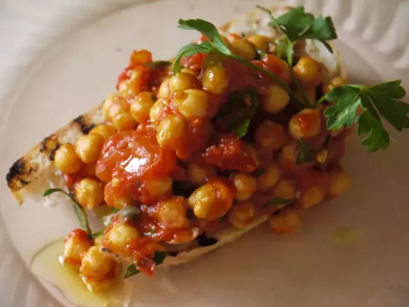 Бобы с острым соусом