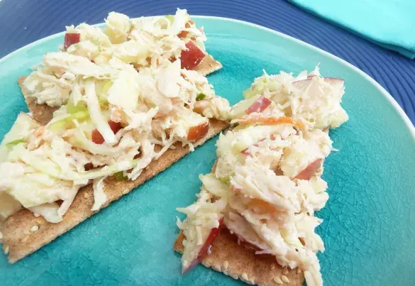 Овощной салат с кольраби и яблоками