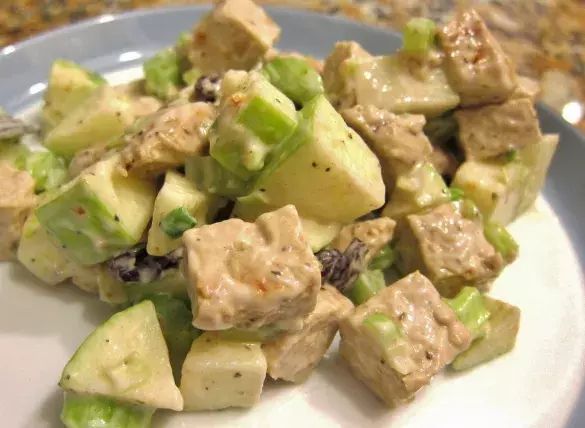 Тушеная курица с яблоками