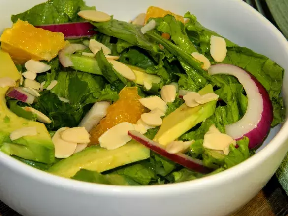Зеленый салат с апельсином