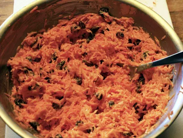 Салат из брюквы с морковью и изюмом