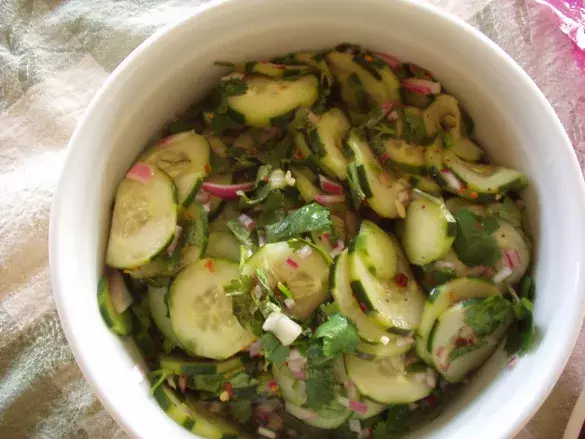 Пряный салат из огурцов