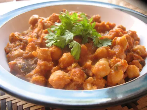 Нут в томатном соусе по-индийски 