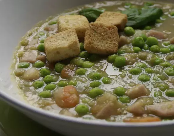 Гороховый суп с гренками