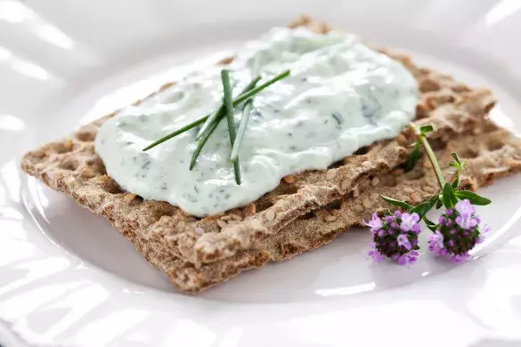 Творог с йогуртом и травами