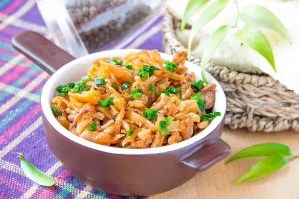 Мясо с тушеной капустой