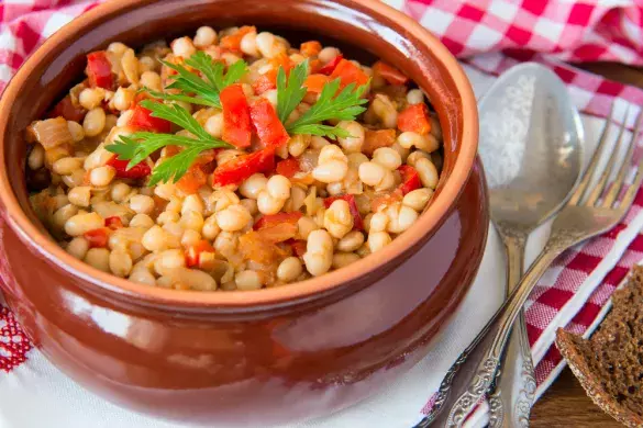 Фасоль с луком и помидорами