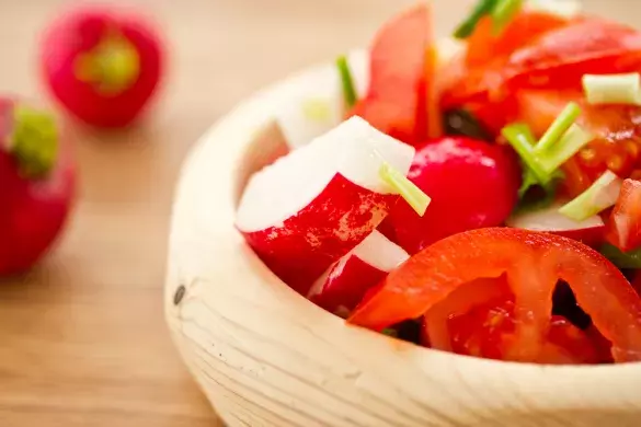 Салат из редиски с помидорами