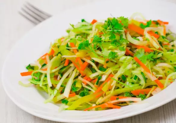 Салат из капусты, моркови и перца