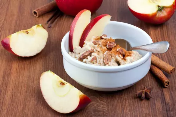 Каша с орехами и яблоком