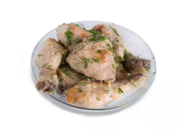 Вареное куриное бедро