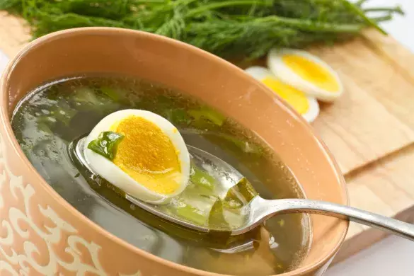 Холодный щавелевый суп с редисом и свекольной ботвой