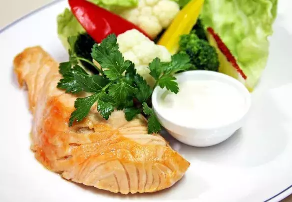 Красная рыба с овощами и рисом