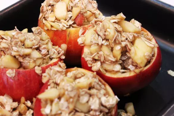 Печеное яблоко с корицей