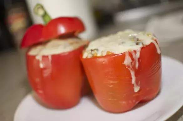 Перцы, фаршированные курицей с грибами и овощами