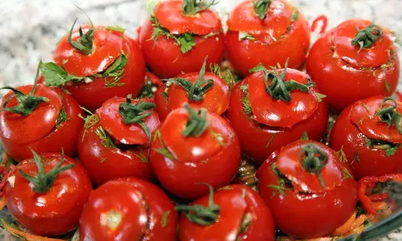 Помидоры, фаршированные салатом из яблок и огурцов