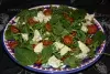Зеленый салат с мягким сыром