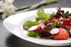 Салат с клубникой и яблоком