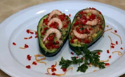 Салат с пряными креветками