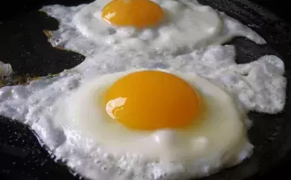 Яичница с тостом