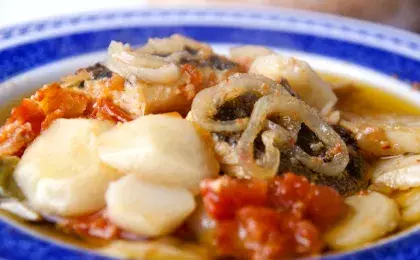 Камбала тушеная с овощами