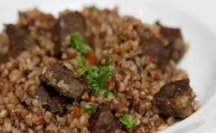 Куриные сердечки с гречневой кашей