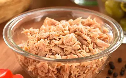 Тунец с помидором