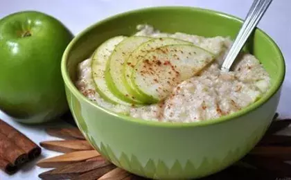 Овсянка с корицей и яблоком