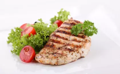 Грудка куриная с салатом и помидорами