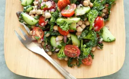 Салат теплый с фасолью