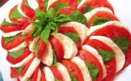 Помидоры с чесночной заправкой