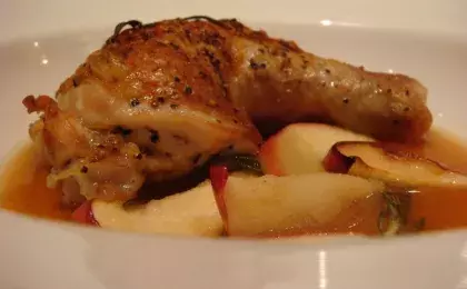 Куриные ножки с сухофруктами и яблоками