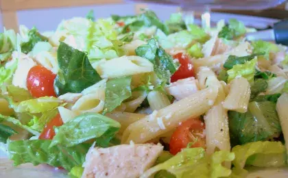 Обед с собой: салат с макаронами и курицей