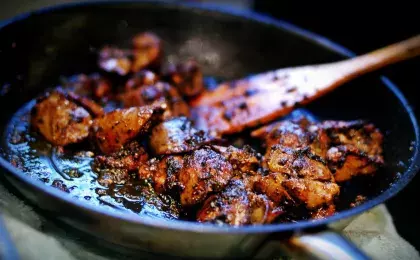 Ужин с куриной печенью в красном вине