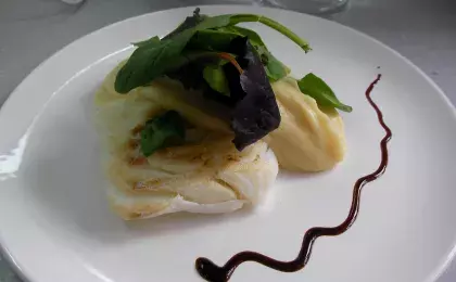 Отварная треска с зеленым салатом