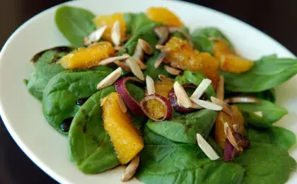 Зеленый салат с мандарином и орешками