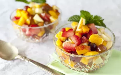 Легкий завтрак с фруктовым салатом