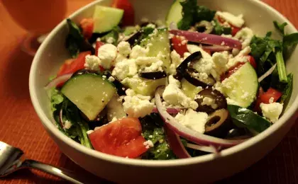 Ужин с греческим салатом и котлетами