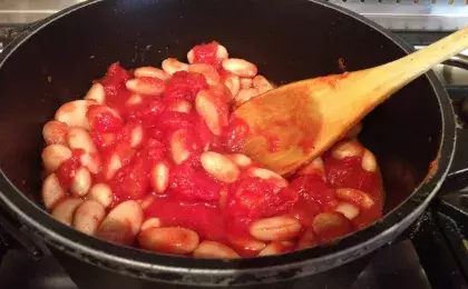 Фасоль в остром томатном соусе